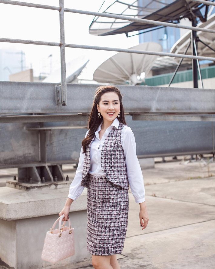 Cô nàng sở hữu rất nhiều chiếc túi Dior trong tủ đồ của mình.