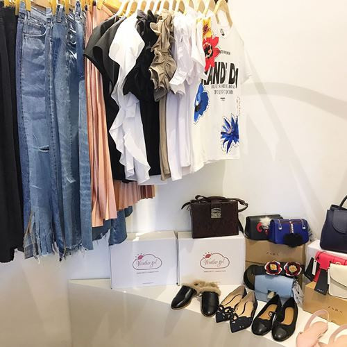 Một góc trong tủ đồ của người đẹp, cô chuộng các thương hiệu như Hermes, giày Christian Louboutin, túi Prada, Chanel. Hàng loạt các thương hiệu nổi tiếng trên thế giới như Hermes, Chanel, Yves Saint Laurent hay Dior đều nằm trong BST của " cô gái thời tiết".