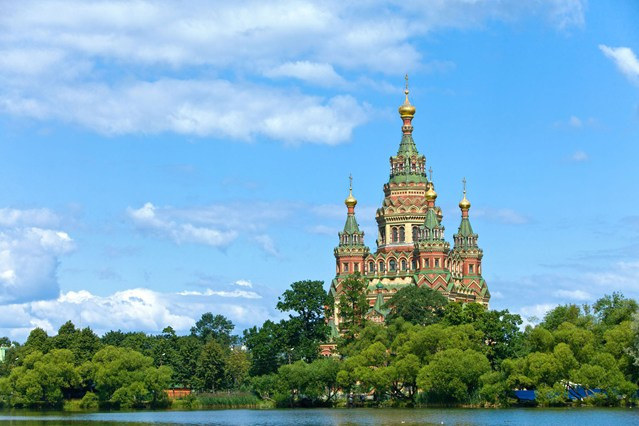 8. St Petersburg - Còn gì kỳ diệu hơn những đêm trắng ở St Petersburg? Trong khoảng một vài tuần giữa mùa hạ, mặt trời sẽ không lặn, cả thành phố như chìm trong một bầu ánh sáng nhẹ nhàng thanh khiết. Trong vòng một tháng, thành phố này tổ chức hàng loạt lễ hội, từ khiêu vũ trên đường phố đến opera và múa ba lên tại nhà hát Mariinsky, Học viện Âm nhạc và Bảo tàng Ermitazh. Vì ban ngày không bao giờ kết thúc, những tháng mùa hè cũng là thời điểm tốt nhất để bạn có thể đi thăm quan tất cả các di tích lịch sử, từ Cung điện Mùa đông khổng lồ cho tới Đại giáo đường Thánh Phêrô và Phaolô (Peter và Paul).
