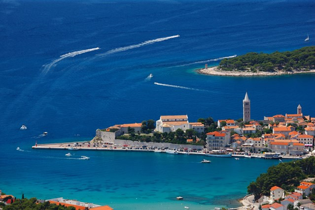 1. Croatia - Hãy căng buồm tới những hòn đảo để cháy hết mình tại một trong những lễ hội âm nhạc tổ chức vào tháng 6 hằng năm, chẳng hạn như lễ hội Hideout trên bờ biển Đảo Pag, hoặc nhảy lên một chiếc du thuyền để tìm chút yên bình trên vùng biển Dalmatia. Nếu bạn không thích biển lắm, và muốn tận hưởng không gian đô thị hơn, nền lịch sử và văn hoá bên trong những bức tường của dòng thánh Gregorian ở thủ đô Dubrovnik chắc chắn sẽ khiến bạn thích thú những ngày cuối tuần.