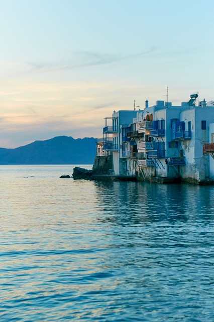 6. Mykonos - Du khách thông minh sẽ đến đây vào tháng 6, khi màn đêm tưởng chừng như kéo dài ra vô tận, và ánh nắng mặt trời rực rỡ nhảy nhót trên những viên đá trắng nhỏ bé lợp ngoài nhà, không gian hoàn hảo trước khi sự hỗn loạn của những đoàn khách du lịch tháng 7 và tháng 8 đông đúc đến đây. Quên rượu hoa hồi ouzo đặc trưng của Hy Lạp đi, champagne được chuộng hơn nhiều ở Mykonos. Hãy uống và sẵn sàng để cháy suốt đêm cùng các DJ nổi tiếng quốc tế tại Cavo Paradiso, và ban ngày nghỉ ngơi dưỡng sức bên bờ biển Aegean xanh ngắt trong veo. Còn nếu bạn quan tâm đến văn hoá hơn, hãy đón phà qua Delos, một trong những khu khảo cổ quan trọng nhất của Hy Lạp.