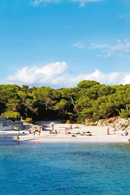 9. Mallorca và Menorca - Mallorca, hòn đảo lớn hơn trong hai đảo, có cảnh quan vô cùng đa dạng, từ thủ phủ Palma lịch sử đến những ngôi làng nghệ thuật nhỏ xinh như Deià, cùng những vịnh biển xinh đẹp ẩn mình dưới rừng thông dọc theo bờ biển phía bắc. Trên đảo Menorca yên bình hơn nhiều, cũng thích hợp hơn cho việc dành ra một tuần để nghỉ ngơi và hoàn toàn thư giãn trên những bãi biển tuyệt đẹp. Ở trong những ngôi nhà nông trại nhỏ xinh đã được cải thiện lác đác điểm xuyết khung cảnh Địa Trung Hải u buồn, và nhâm nhi những ly cocktail trong các quán bar trên vách đá với tầm nhìn cảnh hoàng hôn là những trải nghiệm không thể bỏ qua dành cho du khách.
