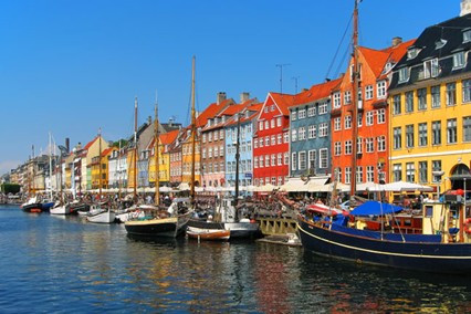 7. Copenhagen - Dù chỉ là một thành phố nhỏ, Copenhagen thực sự rất tuyệt vời. Vào mùa hè, những con người Đan Mạch xinh đẹp sẽ lượn phố trên những chiếc xe đạp rực rỡ sắc màu, uống những ly bia thủ công ngoài phố và nhấm nháp cà phê bên bờ biển. Ăn đã trở thành thú vui quốc dân - nhà hàng Noma nổi tiếng đã trở lại và lợi hại hơn xưa, còn nếu khẩu vị của bạn không cao cấp đến thế, hãy thưởng thức những món ăn hữu cơ tại một trong các quầy của phố ẩm thực Papirøen. Thành phố Mälmo ở Thụy Điển chỉ mất 20 phút đi qua eo biển Øresund và là một địa điểm tuyệt vời để dạo quanh vào buổi chiều. Hãy chuẩn bị để đắm mình trong không gian của quảng trường thành phố và tham gia vào “sau giờ làm việc” - một từ tiếng Bắc Âu có nghĩa là giờ giảm giá, bắt đầu rất sớm từ 4 giờ chiều.