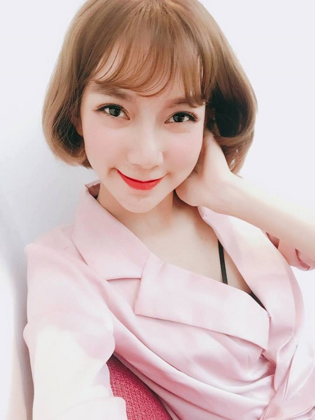 Mới gần đây, Nhung còn thực hiện ca phẫu thuật nâng ngực vì bị chê "phẳng" như đàn ông.