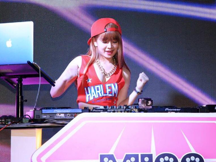 Trương Tiểu My có kinh nghiệm gần 3 năm với nghề DJ, thường xuyên biểu diễn ở một số quán bar, club có tiếng ở TP HCM. Có sở trường là nhạc Hiphop và EDM sôi động, nhưng ít ai biết được, trước đây nữ DJ dễ thương này từng là một diễn viên múa ballet, yêu thích sự nhẹ nhàng và luôn muốn đi tìm những khoảng lặng.