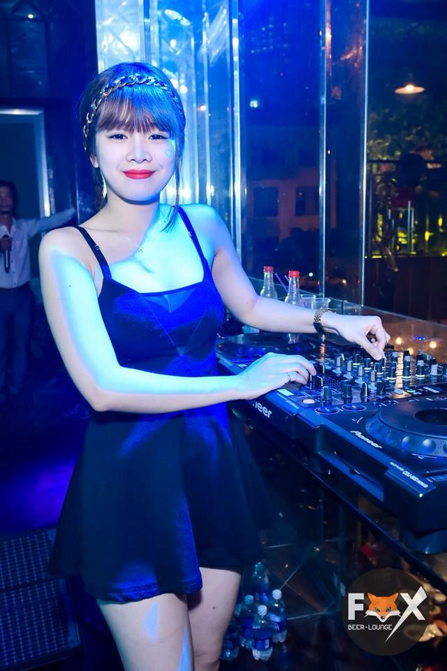 "Đến với nghề như một cái duyên bất ngờ, là một người phải 'lội ngược dòng', em nghĩ mình phải làm thật tốt điều mà mình vẫn muốn khẳng định lâu nay và làm sao để mọi người tiếp nhận nó dễ dàng hơn", nữ DJ trẻ tuổi chia sẻ quan điểm khá sâu sắc của mình về công việc mà cô đang theo đuổi.