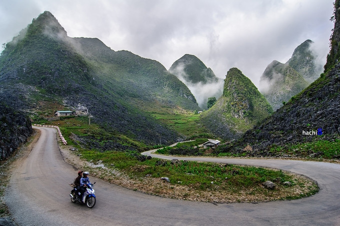 Là cung đường nằm trên cao nguyên đá Đồng Văn, Mã Pí Lèng vẫn giữ được vẻ hoang sơ. (Ảnh: Hachi8)