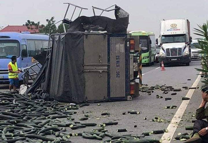 Đến 18h15 tối nay (28/10), ô tô vẫn bị ùn tắc, nối đuôi nhau dài nhiều km trên cao tốc Hà Nội - Lào Cai vì ảnh hưởng của vụ tai nạn xe tải đâm xe khách.