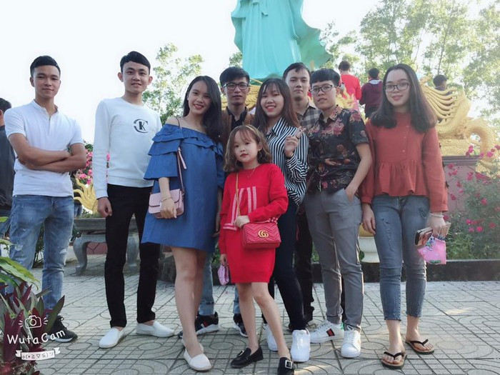 Ái Trâm lọt thỏm giữa các bạn đồng trang lứa.