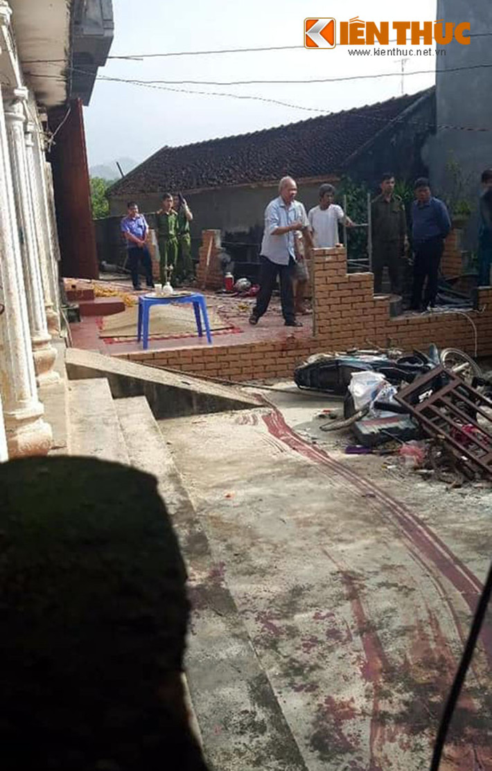 Sau khi chém chết mẹ là bà Nguyễn Thị H (68 tuổi), Nguyễn Chí Thương kéo xác ném xuống giếng rồi bắt chính trai 4 tuổi khống chế làm con tin.