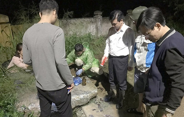Trước đó, tối ngày 23/10, Đoàn thanh tra đột xuất của Tổng cục Môi trường đã phối hợp với UBND xã Tản Lĩnh kiểm tra đột xuất công tác thu gom, xử lý và quản lý nước rỉ rác tại Bãi rác Xuân Sơn do Công ty TNHH MTV Môi trường Đô thị Hà Nội - Chi nhánh Xuân Sơn (Urenco 6) quản lý và vận hành; kết quả đã bắt quả tang Urenco 6 đang xả trái phép nước rỉ rác chưa qua xử lý ra hồ nước cạnh HTX Thành Công và chảy tràn ra hồ Xuân Khanh với lưu lượng khoảng 700 m3/ngày đêm (24h).
