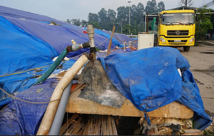 Máy bơm xử lý nước rỉ rác ở phía Nam bãi tập kết rác thải Xuân Sơn.