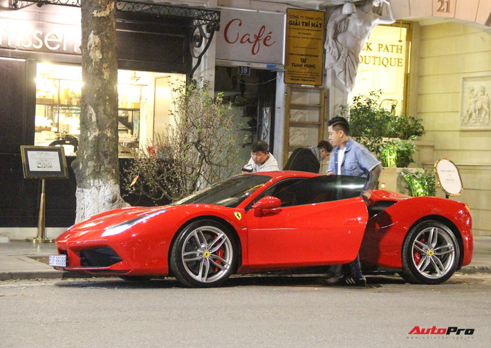 Sự xuất hiện của siêu xe Ferrari trên đường phố luôn thu hút ánh nhìn ngưỡng mộ của mọi người.