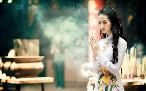 3. Hiểu tác dụng của việc bố thí, cúng dường: Không phải đi chùa cứ dâng lễ lớn, đốt nhiều vàng tiền, đồ mã là được nhiều phước đức, được Phật độ cho nhiều việc, ban cho nhiều thứ. Làm như vậy, tức vẫn còn nặng lòng tham, thì phước đức rất ít.