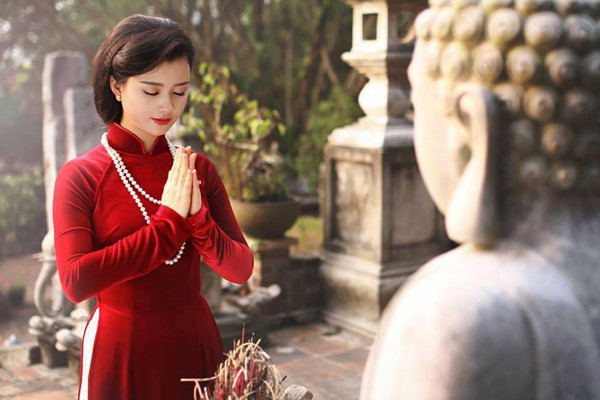 Phật tử hay người bình thường có thể cầu Phật độ cho bản thân và gia đình được bình an, thân tâm an lạc, phước đức đủ đầy, công việc hanh thông viên mãn…hoặc sám hối lỗi lầm trước Tam Bảo để xin chuyển Nghiệp từ xấu sang tốt, từ nặng thành nhẹ.
