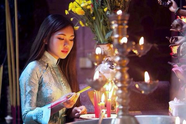 2. Phát tâm từ bi hỷ xả: Từ bi là lòng thương người, không chỉ thương người hoạn nạn, mà thương cả kẻ đã gây hoạn nạn cho ta. Bởi theo Luật nhân quả của đạo Phật thì “Nếu bạn gieo lòng tốt – Bạn sẽ gặp thân thiện, Nếu bạn gieo tha thứ – Bạn sẽ gặt hòa giải”.