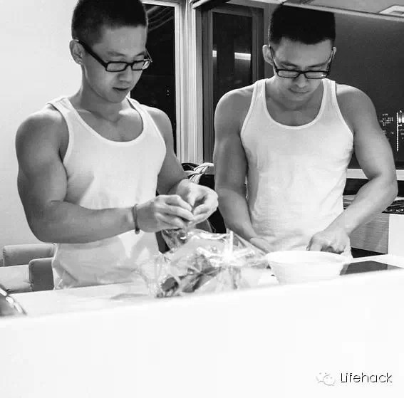 Nhiều cô gái lại tỏ ra “tiếc rẻ” khi hai chàng trai quá đỗi tuyệt vời cả về gương mặt lẫn dáng người nhưng lại… yêu nhau đến mức không thể tách rời như vậy.