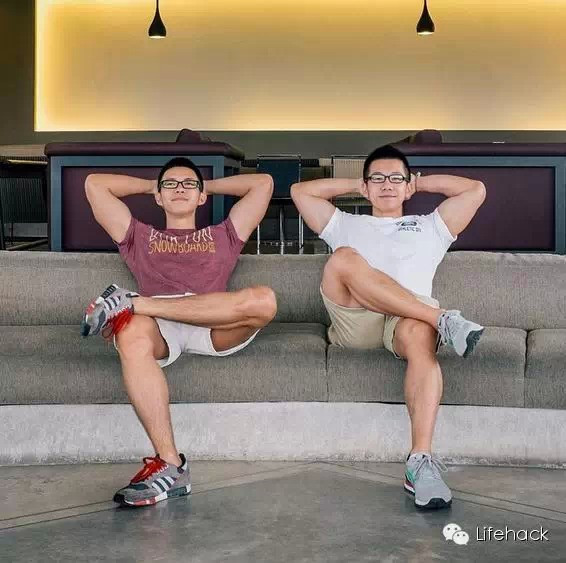Cặp đôi đồng tính người Trung Quốc không chỉ gây “choáng ngợp” bởi thân hình bụng 6 múi cực chuẩn, cơ bắp cuồn cuộn, khuôn mặt bảnh trai mà còn khiến nhiều bạn trẻ phải “hú hét” trước nhiều khoảnh khắc thể hiện tình cảm ngọt ngào.