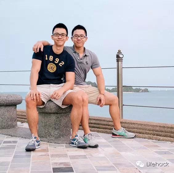 Cặp đôi hot boy đồng tính chụp ảnh “Một nhà” bên nhau, với những khoảnh khắc cùng vui đùa, nấu ăn, dùng bữa và cả những nụ hôn say đắm.