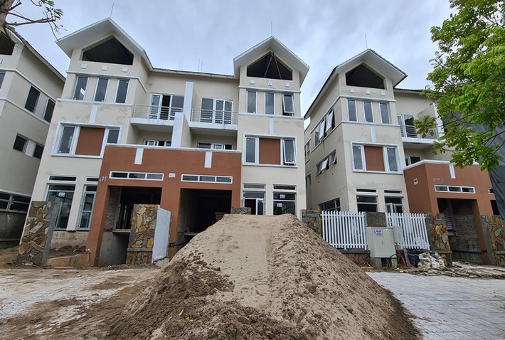Được rót vốn lên tới 7.642 tỷ đồng, với tổng diện tích 197ha, tuy nhiên nhiều căn biệt thự ở khu đô thị mới Dương Nội vẫn xây dựng dở dang nhiều năm nay chưa hoàn thiện.