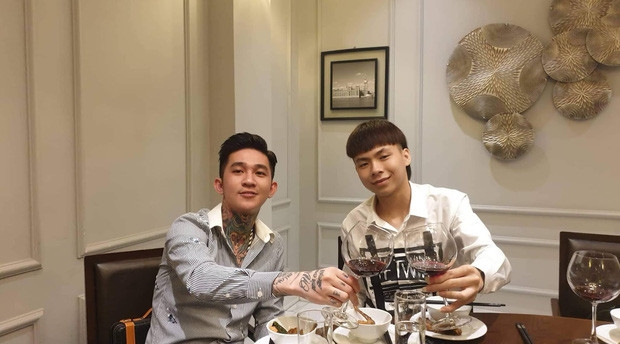 Bên cạnh mối quan hệ mật thiết với nhiều đối tượng “giang hồ mạng” như Khá "Bảnh" hay Huấn "Hoa Hồng", Hoàng Đức Nhân còn vô cùng thân mật với thành phần "bất hảo" khác là Phạm Tuấn - thủ lĩnh đa cấp tiền số BitcoinDeFi.