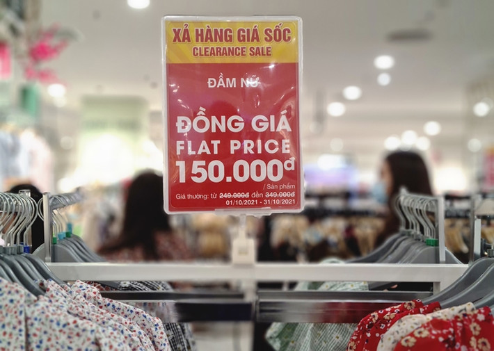 Thậm chí, có khu vực sản phẩm quần, váy, áo được treo biển giảm giá tận một nửa nhưng khách chẳng mấy mặn mà.