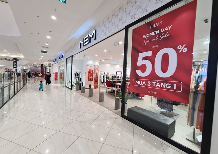 Nắm bắt được tâm lý khách hàng, thương hiệu thời trang công sở NEM cũng đặc biệt giảm giá 50%/sản phẩm, vừa tung khuyến mại mua 3 tặng 1 cho phái nữ nhân dịp 20/10. Thông báo ưu đãi được NEM dán ở các chuỗi cửa hàng và trên website chính.