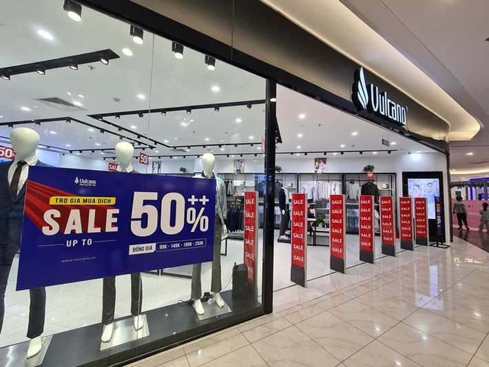 Nhiều cửa hàng áp dụng chương trình “sale” tới 50%++/sản phẩm.