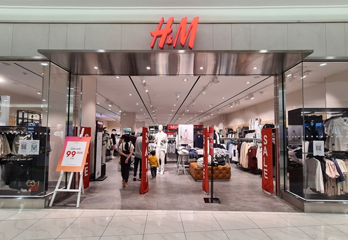 Thương hiệu thời trang H&M thông báo “sale” nhiều sản phẩm thời trang cả nam và nữ.