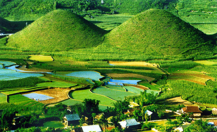 6. Hà Giang: Được biết đến như là nơi tốt nhất của đất nước để điều khiển xe máy nhìn ngắm vẻ đẹp của núi và thung lũng. Hà Giang không chỉ đẹp bởi phong cảnh hùng vĩ, những con đường uốn lượn quanh co dài bất tận, mà nó còn đẹp bởi Sắc Hoa và Tình Người. Hoa nở quanh năm với các mầu sắc diệu kỳ như: Vàng vàng của Hoa Cải, Tim Tím của Tam Giác Mạch, Trắng muốt của Hoa Mận,… Nếu bạn được một lần đi chợ Đồng Văn, bạn sẽ cảm nhận được cái Tình Người quí giá, những chàng trai mời rượu nhau đến Say Xỉn không còn biết đường về, khuôn mặt họ cứ ngơ ngáo nhưng lại chân thật, và tình cảm.