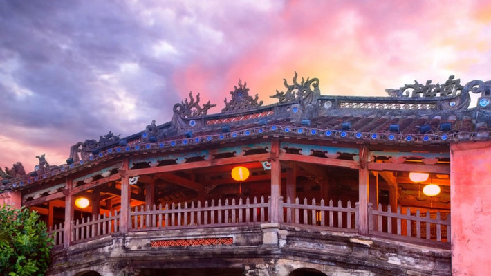 1. Hội An: Đứng đầu trong danh sách 10 điểm du lịch đẹp nhất Việt Nam là phố cổ hàng trăm năm tuổi, với những ngôi nhà gỗ, những cây cầu duyên dáng và đèn lồng trang trí công phu. Ngoài những giá trị văn hoá qua kiến trúc đa dạng, Hội An còn lưu giữ một nền tảng văn hoá phi vật thể khá đồ sộ. Cuộc sống thường nhật của cư dân với những phong tục tập quán, sinh hoạt tín ngưỡng, nghệ thuật dân gian, lễ hội văn hoá cùng với cảnh quan thiên nhiên thơ mộng, các món ăn đặc sản… làm cho Hội An ngày càng hấp dẫn du khách thập phương.