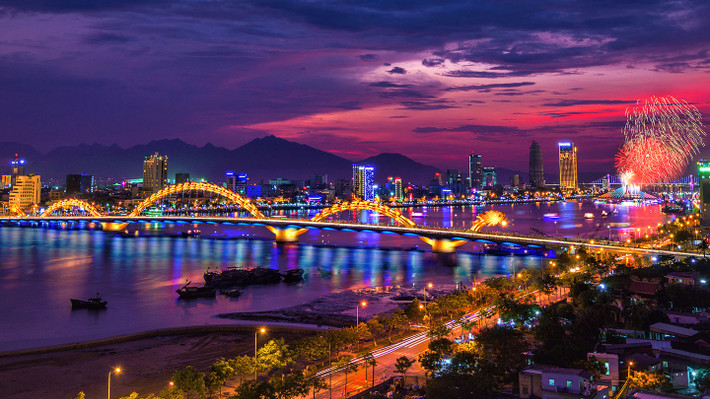8. Đà Nẵng: Là một thành phố ven biển, Đà Nẵng như một "ngôi sao đang lên" của Việt Nam trong ngành du lịch, thường được ca ngợi về các dịch vụ thân thiện và chất lượng cao của nó. Với các biểu tượng như cầu Rồng, sông Hàn và núi Ngũ Hành Sơn, Đà Nẵng là một lựa chọn tuyệt vời ở miền trung Việt Nam, sau Hội An.