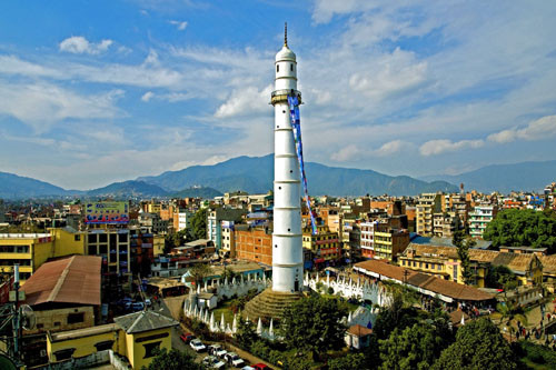 Tháp Dharahara được xây dựng năm 1832 là thắng cảnh thu hút du khách bậc nhất ở thủ đô Kathmandu. Đây là một báu vật của đất nước Nepal. Tòa tháp màu trắng, đỉnh được ốp đồng và có một cầu thang xoắn hơn 200 bậc tam cấp. Tháp có ban công rất rộng cho phép du khách có thể phóng tầm mắt chiêm ngưỡng vẻ đẹp tự nhiên của thung lũng Kathmandu.