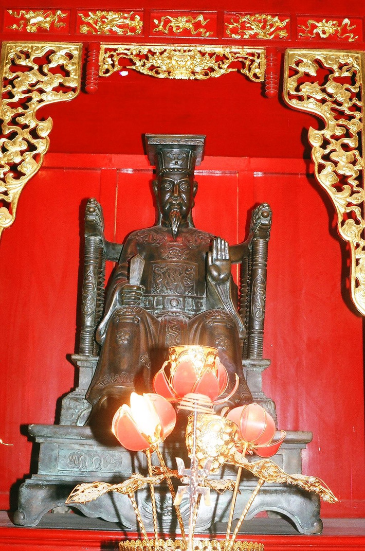 Theo sách Đại Việt sử lược, Thái tử Nhật Tôn sớm trở nên "tinh thông kinh truyện, hiểu âm luật, lại càng giỏi về võ lược". Tháng 8 âm lịch năm 1033, Lý Thái Tông phong ông tước Khai Hoàng vương và dựng cung Long Đức làm nơi ở cho ông. Ông đã sớm được tiếp xúc với dân chúng, nên hiểu được nỗi khổ của dân và thông thạo nhiều việc. Tháng 2 âm lịch năm 1037, ông được Thái Tông phong làm Đại Nguyên soái, cùng cha đi dẹp quân nổi dậy ở Lâm Tây (Lai Châu) và giành được chiến thắng. Tháng 2 âm lịch năm 1039, Lý Thái Tông thân chinh đi đánh Nùng Tồn Phúc ở mạn tây bắc. Thái tử Nhật Tôn mới 17 tuổi được cử làm Giám quốc, coi sóc kinh thành và việc triều chính. Ngày 1/4 âm lịch năm 1040, ông lại được Lý Thái Tông giao quyền xét xử các vụ kiện tụng trong nước, lập cơ quan ở điện Quảng Vũ. Sử thần đời Lê sơ Ngô Sĩ Liên trong Đại Việt Sử ký Toàn thư chỉ trích quyết định này của Thái Tông.