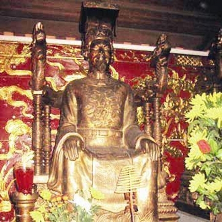 Nhưng vì sống chung với nhau 10 năm vẫn không có con nên Trần Thủ Độ lại ép vua phế truất Chiêu Thánh Hoàng hậu xuống làm công chúa. Đến năm 1259, vua Trần Thái Tông lại cho vợ cũ – tức Chiêu Thánh công chúa với cận thần của mình là Lê Phụ Trần. Sau đó ông làm Thái thượng hoàng từ cuối năm 1278 cho đến khi qua đời năm 1290. Ông thường được sử sách mô tả là một hoàng đế tài giỏi, giữ vững được cơ nghiệp của triều đại và nền độc lập của quốc gia.