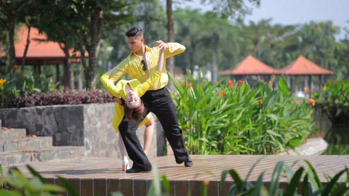 "Bà mẹ nhí" và bạn nhảy đang tích cực tập luyện để chuẩn bị cho đêm thi sắp tới.