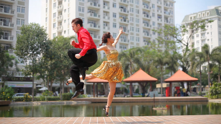Đêm thi tới, Chi Pu cùng bạn nhảy Georgi sẽ mang đến cho khán giả một tình yêu đầy cảm động giữa thời chiến tranh.