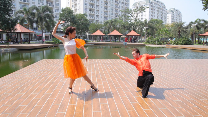 Vì bảo vệ quê hương, họ đã gác lại chuyện cưới hỏi để ra chiến trường. Những khắc khoải, nỗi đau, niềm hạnh phúc đoàn tụ của câu chuyện sẽ được họ thể hiện cùng điệu Slow Waltz và Pasodoble.