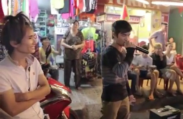 Đến đầu năm 2015, Lệ Rơi bất ngờ tái xuất, nam tiến cùng hai người bạn là Thánh bàn chải và hot boy kẹo kéo cùng nhau đi hát rong và từng gây xôn xao, náo nhiệt đường phố Sài Gòn.