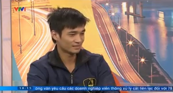 Tưởng như hiện tượng mạng Lệ Rơi sẽ "xịt" dần theo thời gian nhưng bất ngờ, chàng trai quê nổi tiếng chẳng nhờ tài năng thực sự nào lại được mời xuất hiện trên truyền hình.