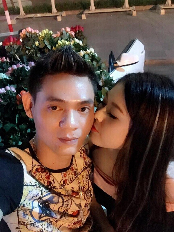 Thanh Hiền sau khi nhận món quà của bạn trai cũng không ngại chụp ảnh chung với anh chàng này và chia sẻ lên Facebook. Tuy nhiên cô nàng vẫn khá dè dặt khi tiết lộ về chuyện tình cảm của mình.