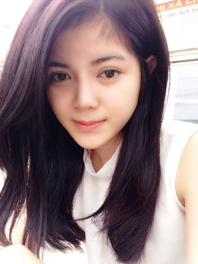 Khi làm việc ở công sở, Thanh Hà luôn giữ một hình ảnh nhẹ nhàng, thanh lịch. Khuôn mặt ưa nhìn của cô được trang điểm nhẹ nhàng, toát lên vẻ đẹp thanh tú, làm xao xuyến không ít đồng nghiệp nam.
