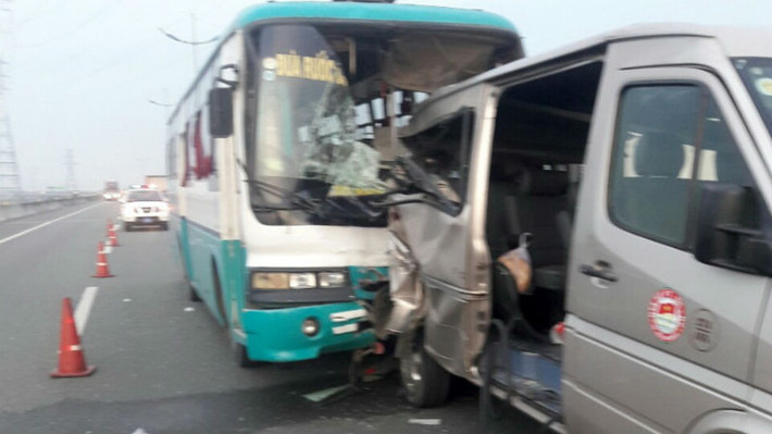 Lúc 18h30 ngày 29/8, tại Km 15+300 cao tốc TP HCM - Trung Lương, đoạn chạy qua xã Thạnh Đức (huyện Bến Lức , Long An) xe khách BKS 53S-1212 chỗ chạy hướng TP HCM về Tiền Giang bị nổ lốp, chao đảo trên đường. Di chuyển phía sau, ôtô loại 50 BKS 63K-5438 chở công nhân một công ty Bình Tân (TP HCM) không kịp tránh nên đã va chạm vào nhau. Ảnh: Zing.vn.