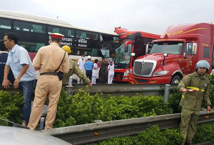 Theo đó, khoảng 6h sáng ngày 29/8, Km 208+500 Pháp Vân - Cầu Giẽ (Hà Nội), hai xe khách mang biển kiểm soát Thanh Hóa và chiếc xe biển kiểm soát Lào Cai đang di chuyển theo hướng Hà Nam đi Hà Nội. Đến Km 208 +500 cao tốc Pháp Vân – Cầu Giẽ (địa phận huyện Thường Tín, Hà Nội) bất ngờ va chạm với nhau.