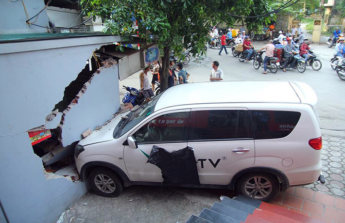 Tuy nhiên do đạp nhầm chân ga nên chiếc xe đã vọt mạnh về phía trước, húc đổ tường nhà số nhà 3/43 Trung Kính (Hà Nội).
