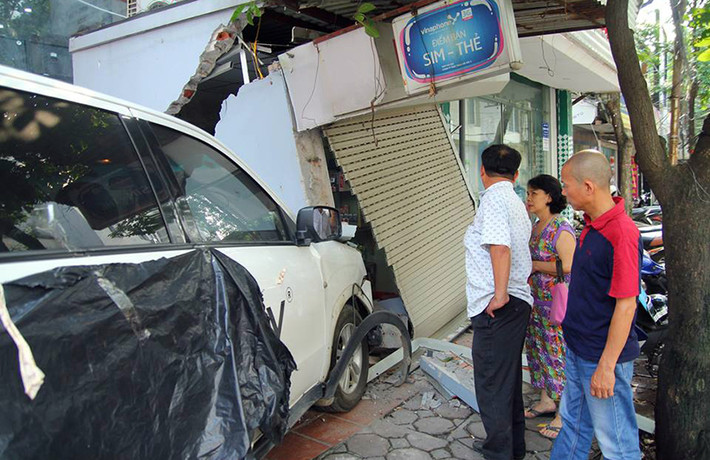 Ngôi nhà bị xe ô tô đâm dường như bị hư hỏng hoàn toàn.
