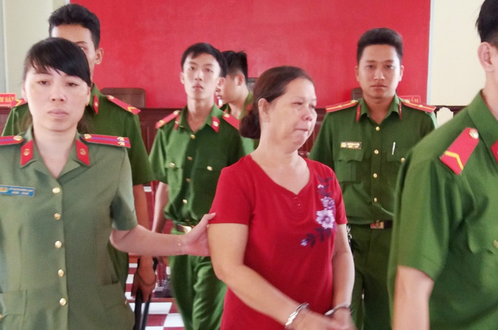 Trước đó, năm 1991, bà Đậm có quan hệ tình cảm với ông Phạm Văn Sáu (56 tuổi, ngụ huyện Long Hồ). Tuy nhiên, khoảng 2 năm sau đó bà nghi ngờ ông Sáu có tình cảm với người phụ nữ khác nên giữa hai người thường xuyên cãi nhau. Sáng 14/6/1993, bà Đậm mang can axit đã mua trước đó qua nhà bà Cao Thị Phúc (ngụ xã An Bình, huyện Long Hồ) để châm vào bình ắc quy cho bà Phúc nhưng người này không có ở nhà. Tại đây, bà Đậm gặp ông Sáu, và hai người tiếp tục xảy ra cãi vã. Tiếp đó bà Đậm đi ra ngoài rót một nửa can a - xít vào ca rồi đem tạt thẳng vào mặt ông Sáu khiến ông bị mù 2 mắt, tỷ lệ thương tật chung là 97%. Ngày 20/2/2017 bà Đậm bị công an bắt ở Đồng Nai sau 24 năm trốn nã. Ảnh: Người Đưa Tin.