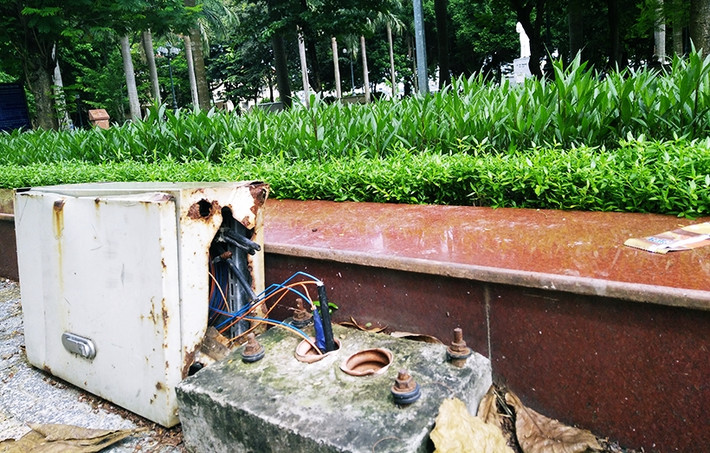 Một số ổ cáp điện xung quanh khu vực vườn hoa Lý Tự Trọng bị hỏng, cũng không được sửa chữa.
