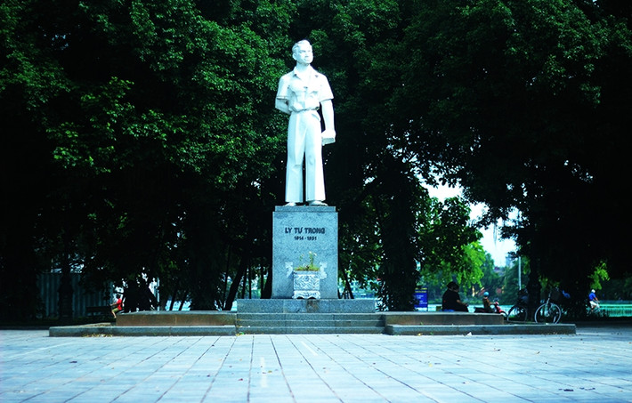 Vườn hoa Lý Tự Trọng nằm ở vị trí đắc địa sát mép hồ Tây, một mặt quay ra hướng đường Thanh Niên và Thụy Khuê, và sát với ranh giới đất công cộng.