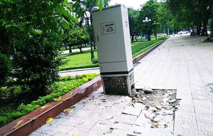 Phía mặt đường Thụy Khuê, gạch đá lát ở vỉa hè vườn hoa Lý Tự Trọng hư hỏng nham nhở.